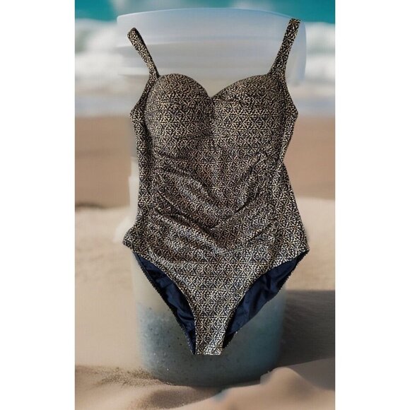 Nip Tuck One Piece Swimsuit Built In Bra Adjustable Straps Tummy Minimizer - Picture 1 of 4